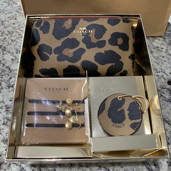 NIB ❤️last one❤️Authentic Coach Gift Set - Picture 2 of 8